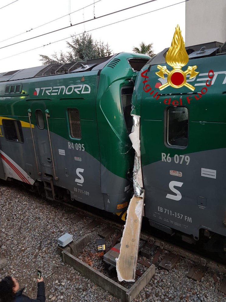В Италии столкнулись поезда, десятки пострадавших